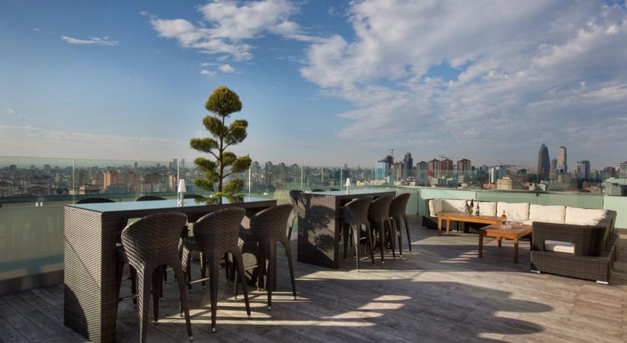 Dedeman Bostanci Istanbul Hotel & Convention Center Exteriér fotografie The rooftop bar at the Standard East Village