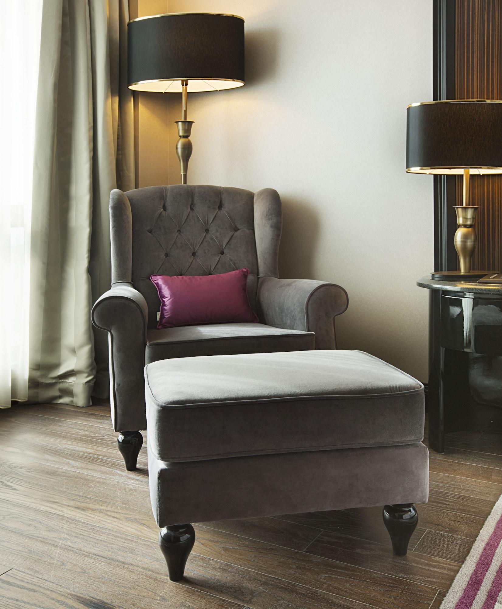 Dedeman Bostanci Istanbul Hotel & Convention Center Exteriér fotografie A chair with a footstool